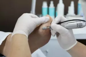 Verzorging van de voeten tijdens een pedicurebehandeling